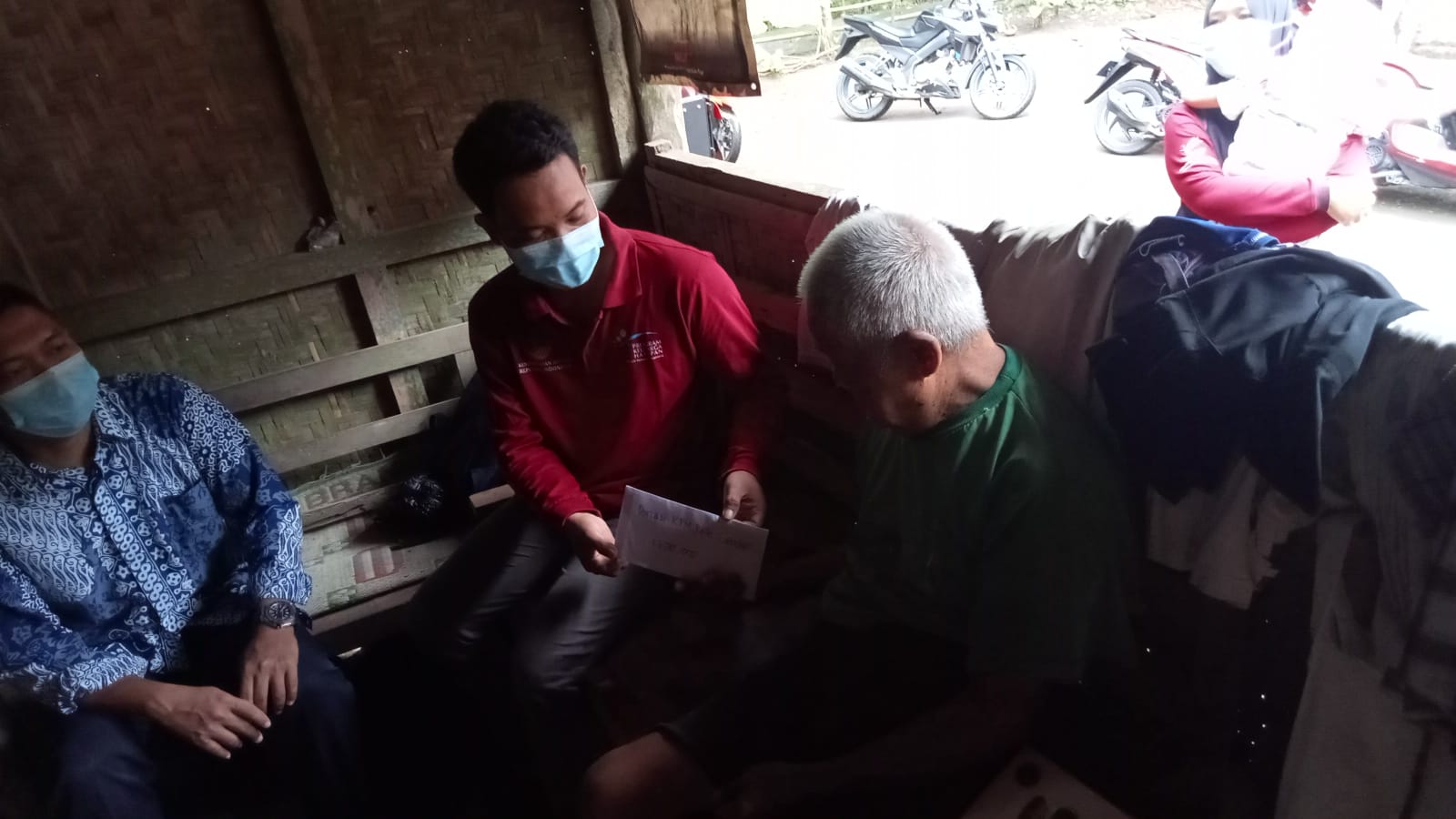 Rumah Terbakar, Mbah Wir Mendapat Bantuan dari KPM PKH Lendah
