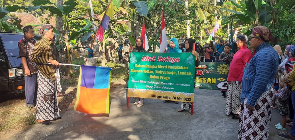 KIRAB GUNUNGAN DAN PENAMPILAN BERBAGAI KESENIAN MERIAHKAN MERTI ...