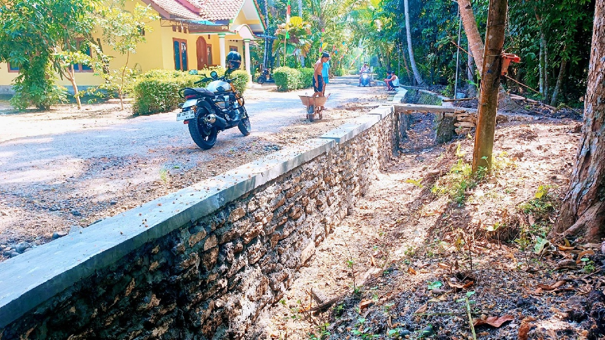 Pembangunan Bangket Jalan Sungapan Lor Sekaligus Penataan Sanitasi melalui Drainase Pemukiman