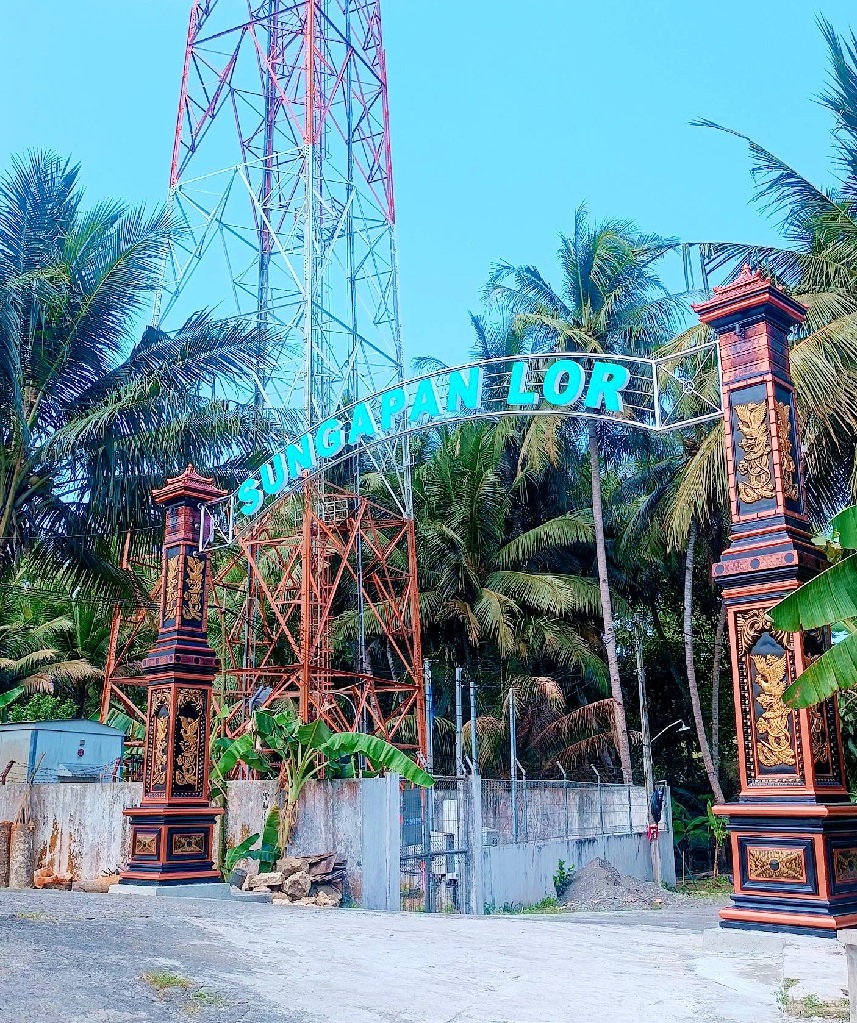 Jalan Masuk ke Sungapan Lor Ditandai Dengan Gapura Padukuhan